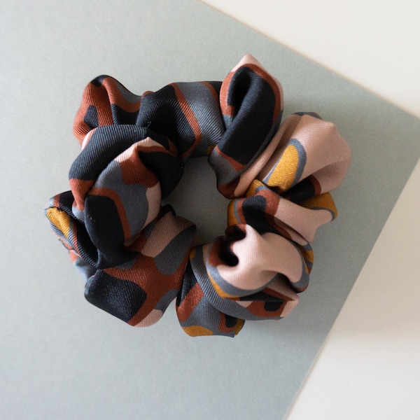 Retro Print Scrunchies mit abstraktem Muster in Erdtönen, Scrunchy mit grafischem Stoff in Braun Grau