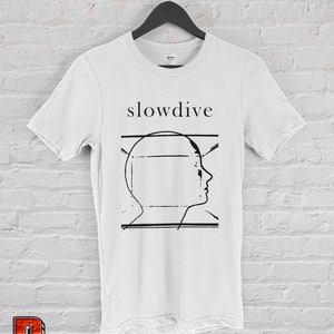 K&ouml;nnte beinhalten: Wei&szlig;es T-Shirt mit einem schwarz-wei&szlig;en Grafikdesign eines Kopfes mit geometrischen Linien und dem Wort "slowdive" in Schwarz gedruckt.