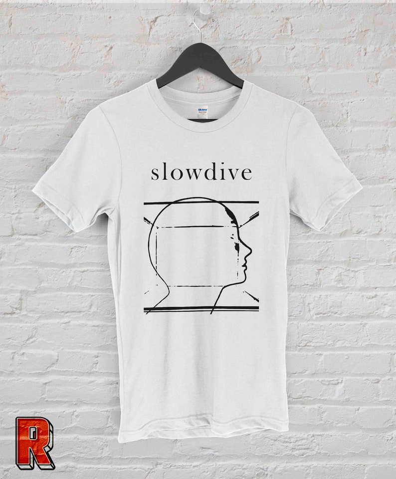 K&ouml;nnte beinhalten: Wei&szlig;es T-Shirt mit einem schwarz-wei&szlig;en Grafikdesign eines Kopfes mit geometrischen Linien und dem Wort "slowdive" in Schwarz gedruckt.