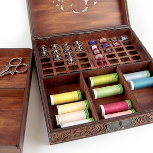 UCHWYT NA SZPULKI, organizer, drewniane pudełko na 48 szpulek do szycia domowego. Opcje projektowania