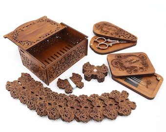 Stickdatei Schmetterlinge. 12 Spulen für das Garn. Eine durchbrochene Schachtel. Nadel Magnete. +Scheren-Etui. +Nadelhalter. Personalisierte Box