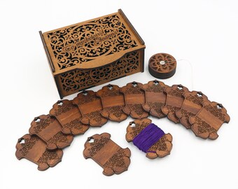 Stickdateien Set. 12 Vintage Spulen für Garn und Bänder. Eine durchbrochene Schachtel. Nadel Magnete. Ihr Text steht auf der Box. Personalisierte Box