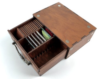 Eine Holzkommode zur Aufbewahrung von Zubehör und Fäden für die Stickerei. Designer auf Magneten von Eine Box bis zur Unendlichkeit.