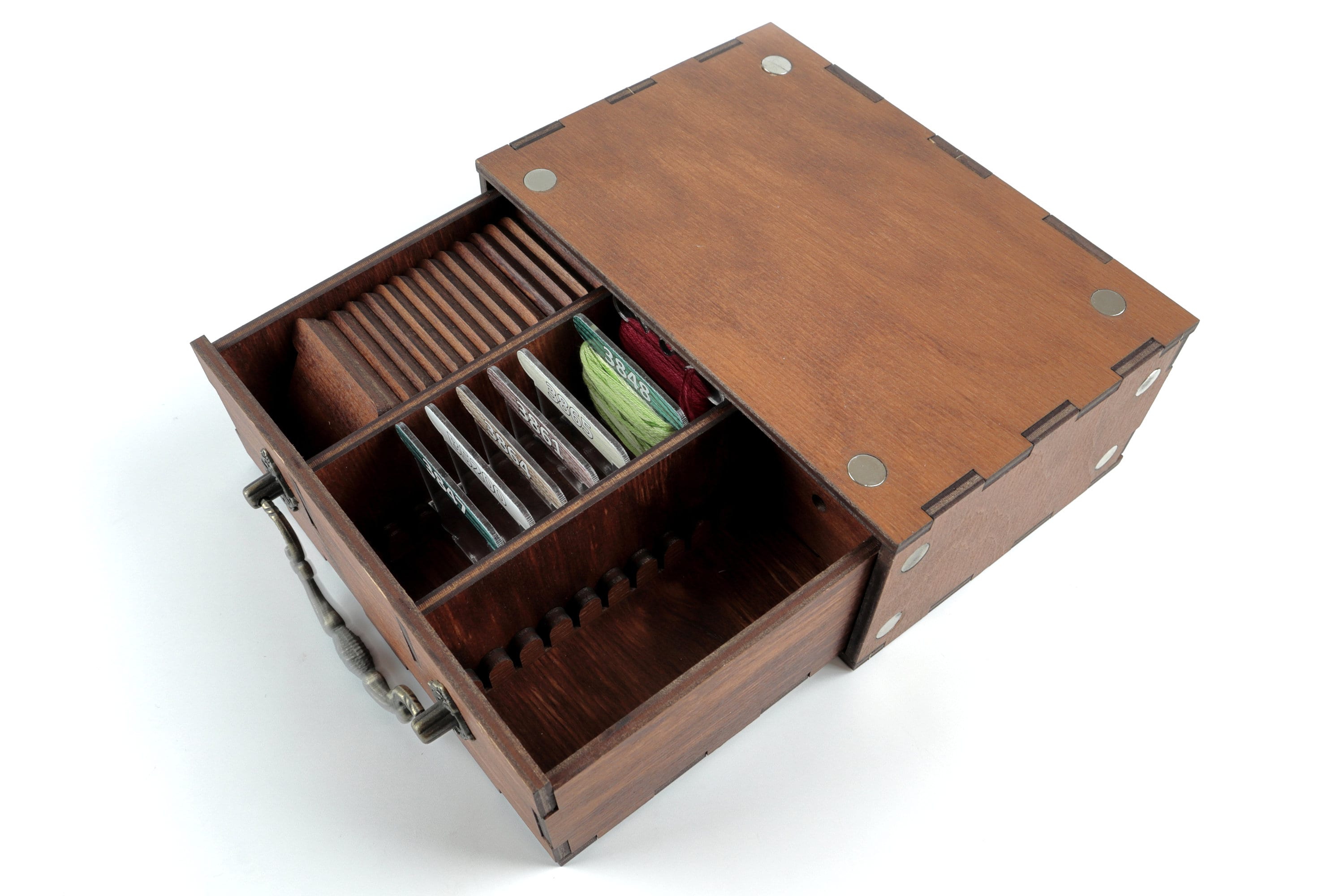 Caja para infusiones de madera para colocar un bordado