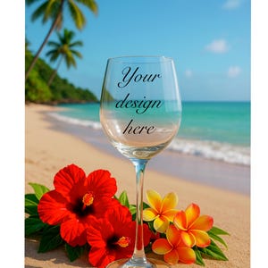 Makieta kieliszka do wina z tropikalnej plaży | Letnia scena z hibiskusem w oceanie | Wyświetlacz produktu sublimacyjnego | Kieliszek do wina PNG do ofert Etsy