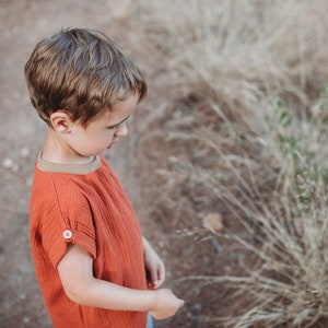 Muslin shirt &quot;svartvit&quot; - T-shirt - plain - short sleeved - wooden buttons - baby clothing - handmade - children&#39;s clothing - summer - Scandi style
