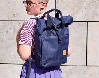 Stylish roll-top daypack made from recycled polyester – a sustainable backpack for everyday use, ideal for school, university and leisure activities.