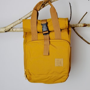 stylischer kleiner rolltop daypack aus recyceltem polyester – nachhaltiger rucksack für kinder und erwachsene - ideal für den alltag