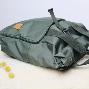 Rucksack följeslagare Olive grün Geschenk Weihnachten Backpacker Tasche unisex Wickel Wickelrucksack Daypack Rolltop Bild 4