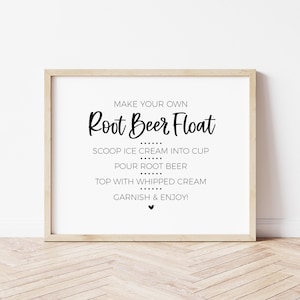 以下が含まれることがあります： ルートビアフロートの作り方を説明した印刷可能なサイン。サインは明るい木製のフレームで囲まれており、白い背景に黒い文字で書かれています。テキストは次のとおりです。「あなただけのルートビアフロートを作ろう。カップにアイスクリームをすくい入れる。ルートビアを注ぐ。ホイップクリームをかける。飾り付けをして楽しんで！」