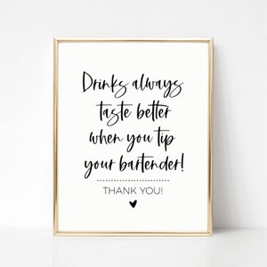 以下が含まれることがあります： 金色の枠のある白い看板に、「Drinks always taste better when you tip your bartender!」というテキストが書かれており、テキストの下に点の線が、点の下に「THANK YOU!」というテキストが書かれています。テキストの下には小さな黒いハートがあります。