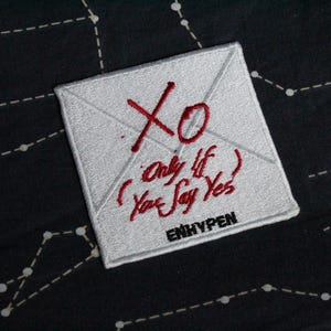 Parche bordado con la letra XO de Enhypen
