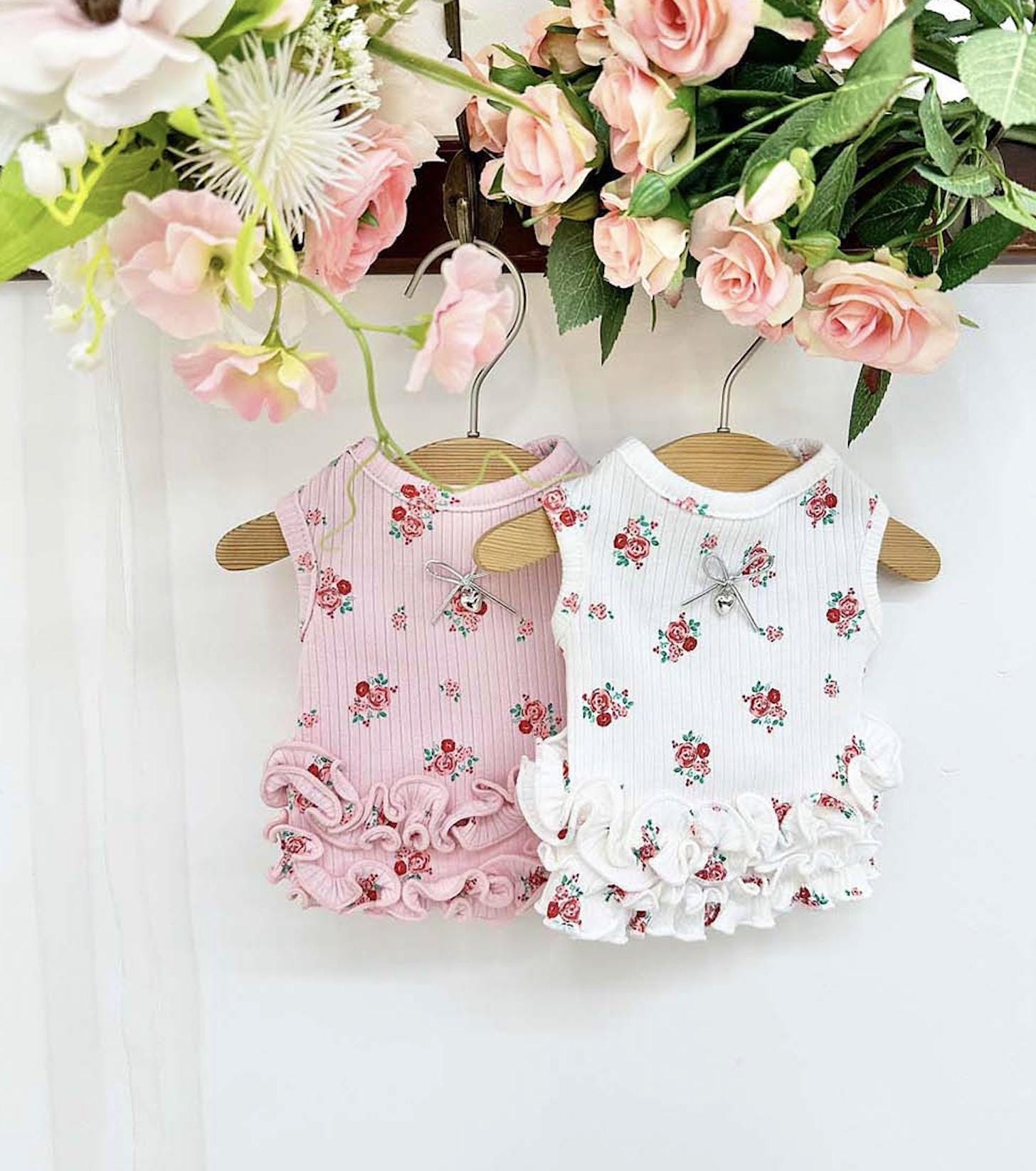 ロージーフリルタンクトップ、XS-2XL、小型犬用服、犬用花柄ドレス、犬