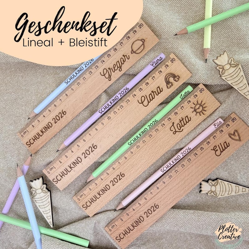 May include: A wooden ruler and pencil set with personalized names and the text "SCHULKIND 2026". The rulers are engraved with names like "Gregor", "Clara", "Lotta", and "Ella". The set includes pencils in various pastel colors.