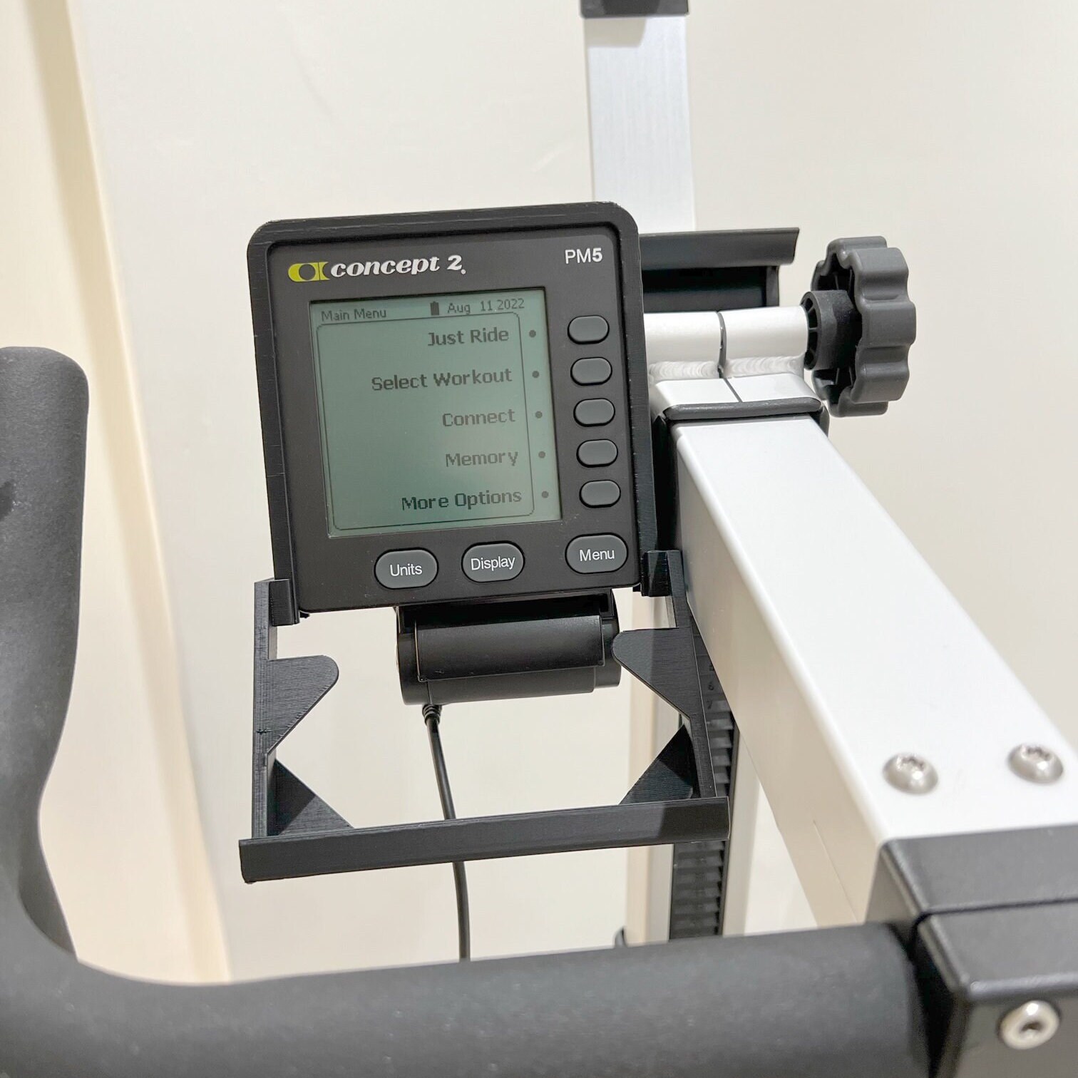 PM5 モニター付き Concept2® BikeErg® と互換性のある電話ホルダー 