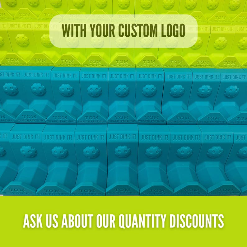 Op de afbeelding: Rijen groene en blauwe pickleball-baanaccessoires met de tekst "WITH YOUR CUSTOM LOGO" en "ASK US ABOUT OUR QUANTITY DISCOUNTS". Elk accessoire heeft de tekst "TOM" en "JUST DINK IT!"