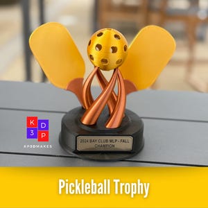 Custom Pickleball-trofee met rackets en bal met gepersonaliseerde lasergegraveerde plaquette. Perfect voor je volgende toernooiprijzen! 3D-geprint.