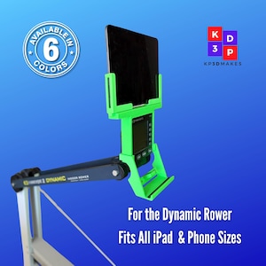 Puede incluir: Un soporte verde para tablet para el Dynamic Rower, diseñado para adaptarse a todos los tamaños de iPad y teléfono. El soporte está montado en un brazo negro y está conectado a un Concept 2 Dynamic Indoor Rower. Se muestra el texto "Disponible en 6 colores".