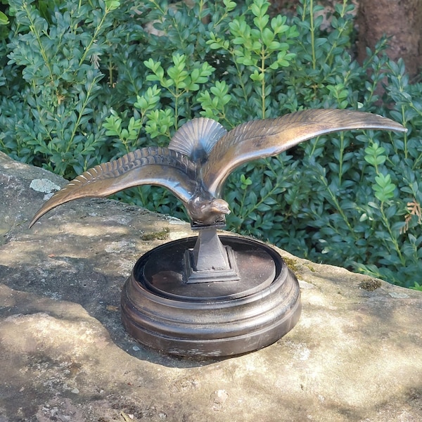 Superbe sculpture en bronze d'un oiseau sur socle en bois / Oiseau en plein vol / Thème animal / Années 1960 / Décoration vintage / A poser