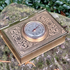 Caixa de charutos em metal dourado com termômetro / Item colecionável, item para fumantes