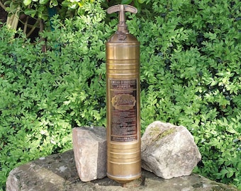 Ancien extincteur à incendie en laiton / Marque PYRENE / Hauteur : 44 cm / Authentique et rare / Bel objet de collection & décoration !