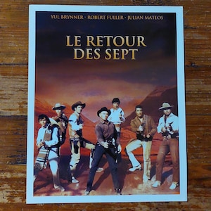 Peut inclure: Affiche de film vintage pour le film "Le Retour Des Sept" avec Yul Brynner, Robert Fuller et Julian Mateos. L'affiche présente un groupe de sept hommes en tenue de cow-boy debout dans un paysage désertique.