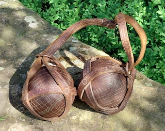 Old set of pétanque balls / 2 balls in a leather net / Authentic and vintage