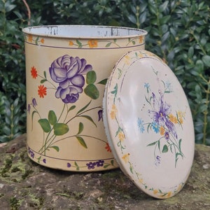 Old round box / Theme: wild flowers, countryside, bouquet / Collection of old boxes / Vintage decoration / Origin France