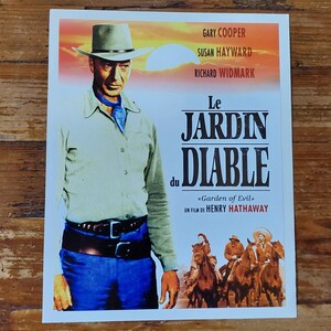 Peut inclure: Une affiche de film vintage pour le film "Le Jardin du Diable" (Garden of Evil) avec Gary Cooper, Susan Hayward et Richard Widmark. L'affiche présente un gros plan de Gary Cooper portant un chapeau de cowboy et une chemise bleue, avec un coucher de soleil en arrière-plan.
