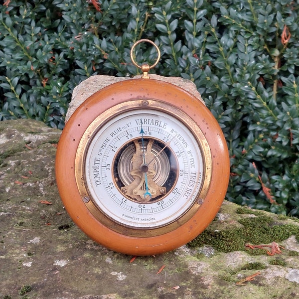 Old wooden aneroid barometer / Cylindrical shape / Functional / Beveled glass window / Superb vintage decorative object