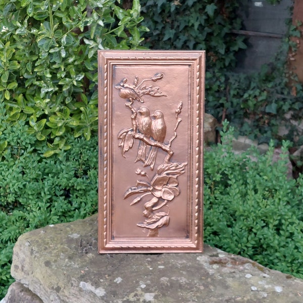 Tableau en cuivre et bois / Plaque de cuivre en relief sur bois / Scène de nature avec fleurs et oiseaux / Objet de décoration vintage