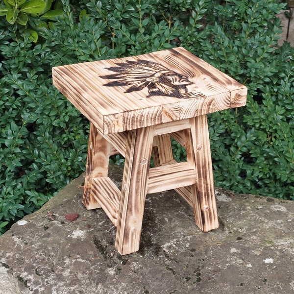 Petit tabouret artisanal / Entièrement en bois, Fait main / Création unique et originale / Motif : INDIEN