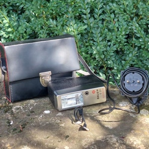 Old electronic flash: Ultrablitz E201 Autoblitz (Bauer), Germany / In its case with charger / Untested / Photographer gift