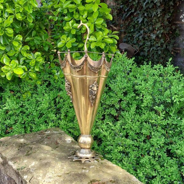 Old brass umbrella stand / Lion head emblem / Umbrella shape / Superb vintage decorative object / Origin France