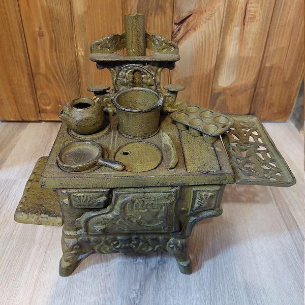 Old entirely cast iron cooker and its accessories / Crescent brand / Old games and toys / Superb collector's item