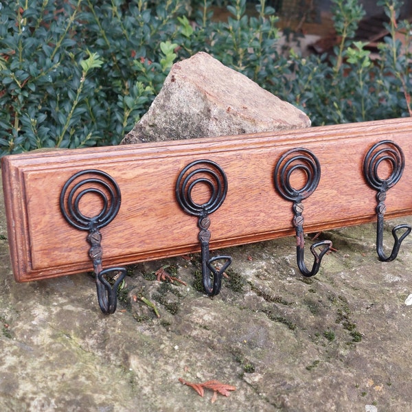 Porte-manteaux, porte-chapeaux en bois et acier / Patère 4 emplacements / Objet de décoration vintage