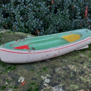 Altes Holzboot / Kinderspielzeug / schöne Patina / Wasserspiele / Herkunft Frankreich / Vintage-Dekoration und Sammlung von Spielen, Spielzeug