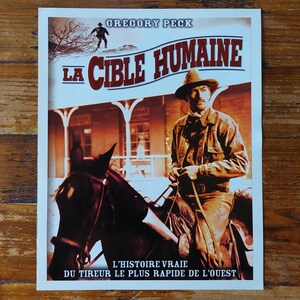 Peut inclure: Affiche de film vintage représentant Gregory Peck à cheval. L'affiche est pour le film "La Cible Humaine" et comprend le texte "L'histoire vraie du tireur le plus rapide de l'ouest".