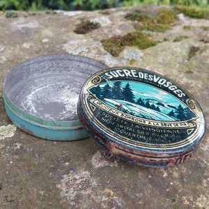 Old round box SUCRE DES VOSGES, Pine Sap Candies / Origin France (Aisne), Société La Vosgienne / Collection of old boxes