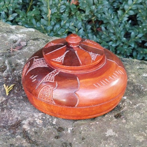 Wooden box with lid / Superb shades of wood / Lacquered wood / Spice box / Collection of old boxes / Decorative object