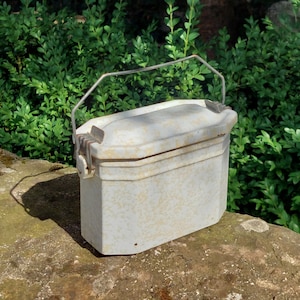 Old enamelled steel lunch box / Bowl, meal box / Yellow and white enamel / Beautiful collector&#39;s item and vintage decoration