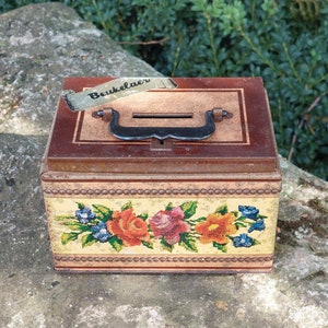 Old metal piggy bank / BEUKELAER brand (Belgian biscuits) / GBC (General Biscuit Company) / Old boxes collection / Floral motifs