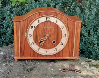 Old VEDETTE mechanical clock / Wooden table clock / Clock with key / In working condition / Retro & vintage decoration