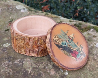 Small wooden box, tree trunk shape / Fishing Port Illustration / Old box collection / Vintage decoration / Treasure box