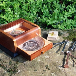Portasigarette in legno con posacenere incorporato / Dispenser / Pulisci pipe, scatole di fiammiferi / Oggetto da collezione, articolo per fumatori