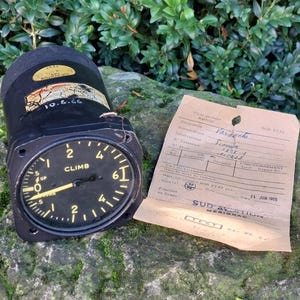 Old variometer / Bendix Aviation Corporation / AN-5825-1 / New Jersey, USA / Old Airplane Vertical Speed Indicator / Material sheet