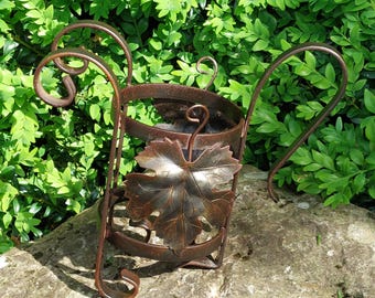 Forged steel bottle holder / Grape bunch decor / Place on a flat surface / Holds 1 bottle / Made in France / Tableware