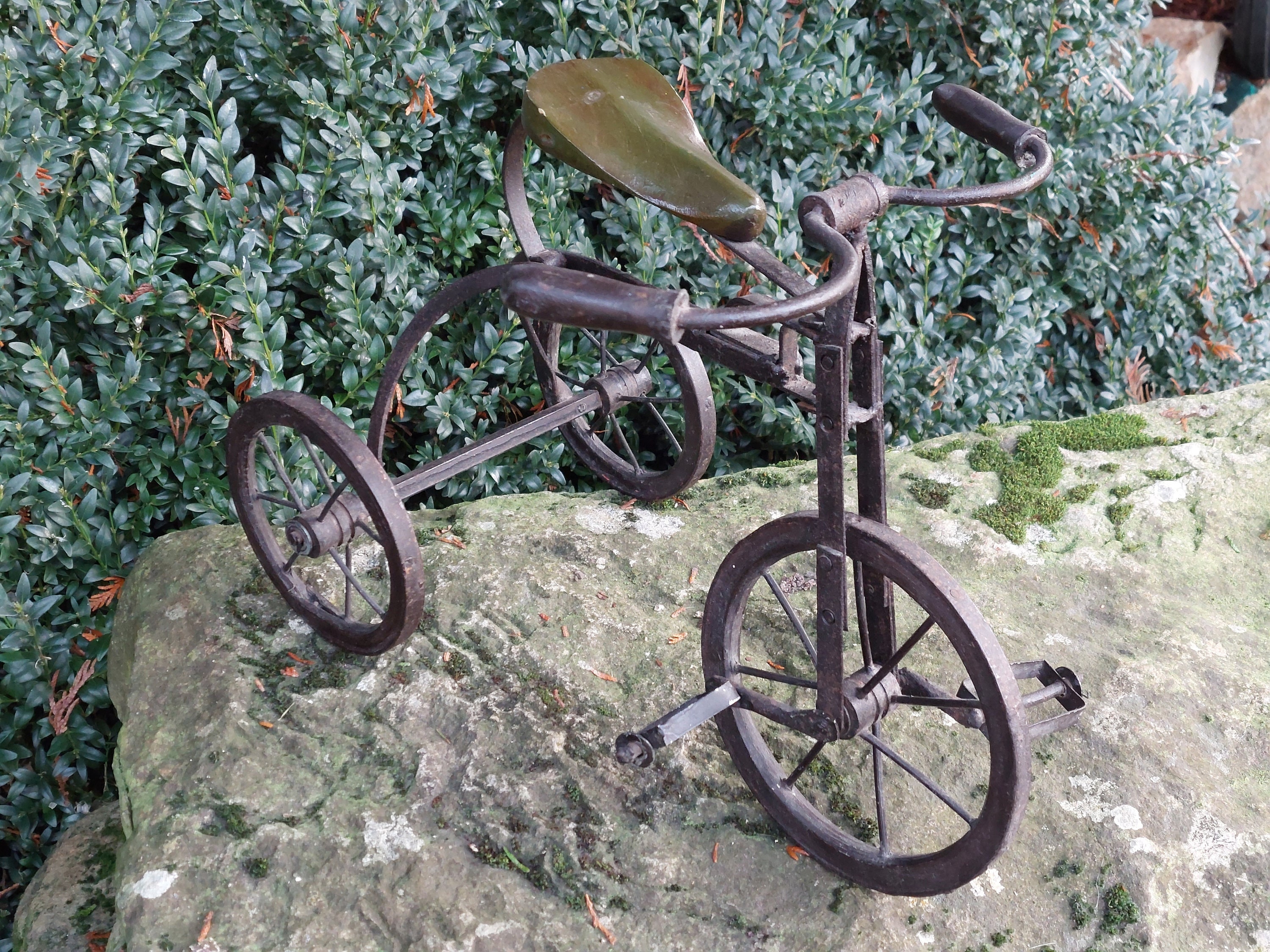 Jouet De Vélo Blanc En Métal Vintage Sur Table En Bois Généré Par