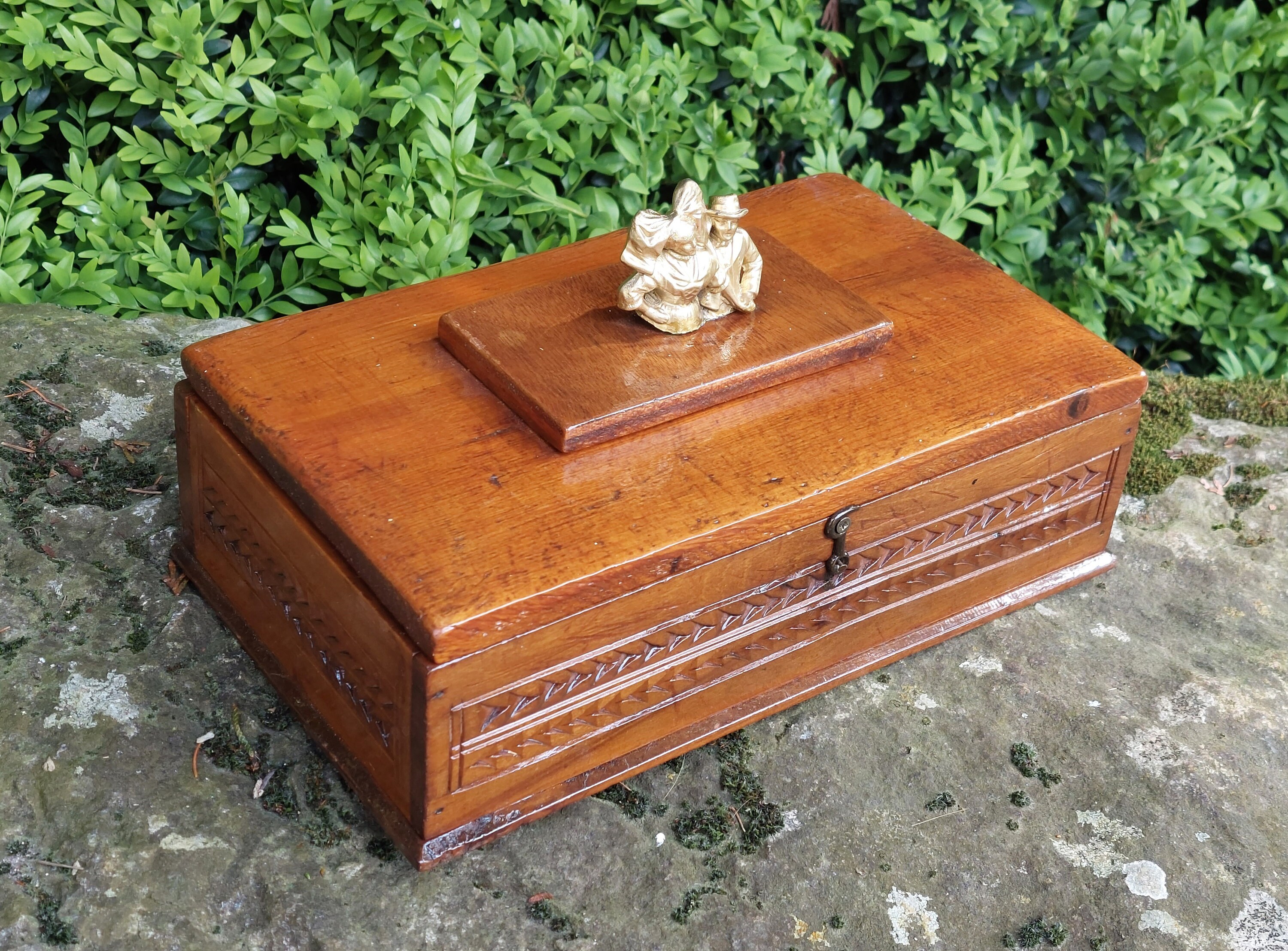 Ancienne boîte en bois vernis | Révélé - Brocante