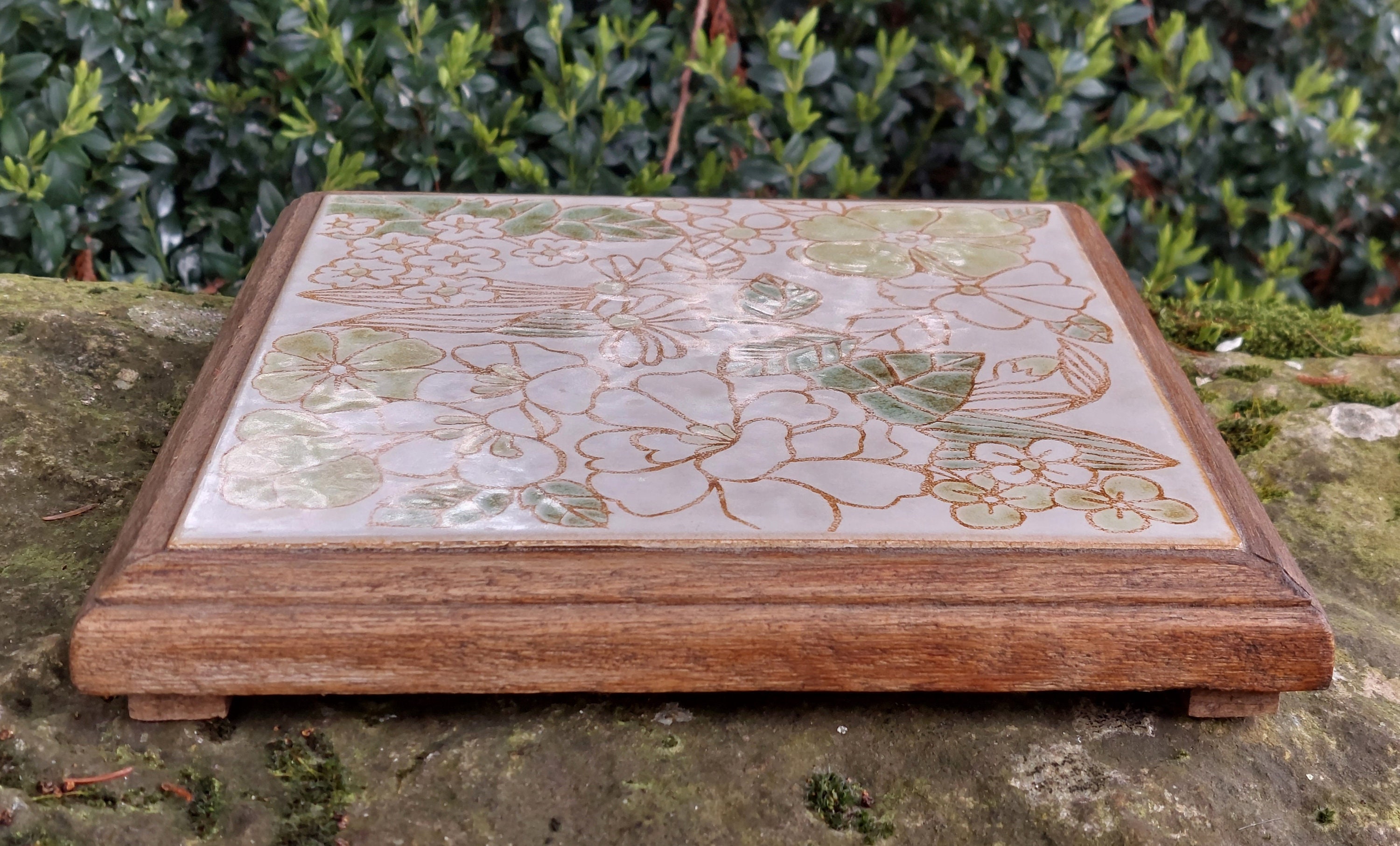 Dessous De Plat Ancien Bois Et Faïence – Décor Paysage Rivière Barque